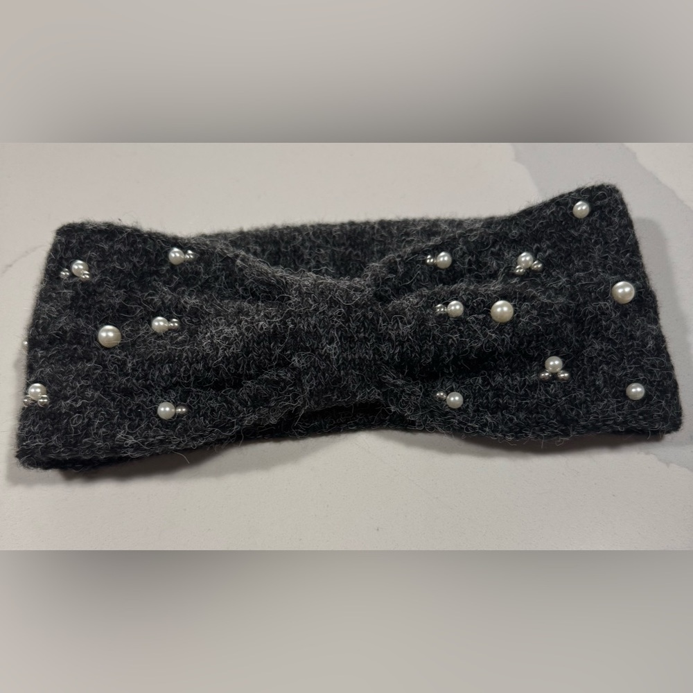 WOOL gray ear warmer with pearl accents. One size (brand new)
